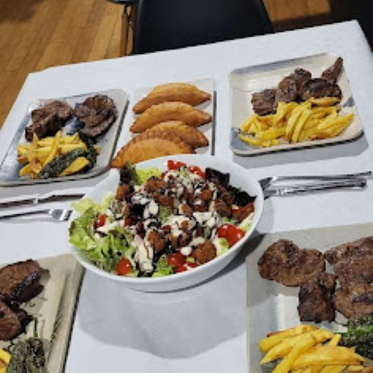 Platos de comida en mesa de restaurante